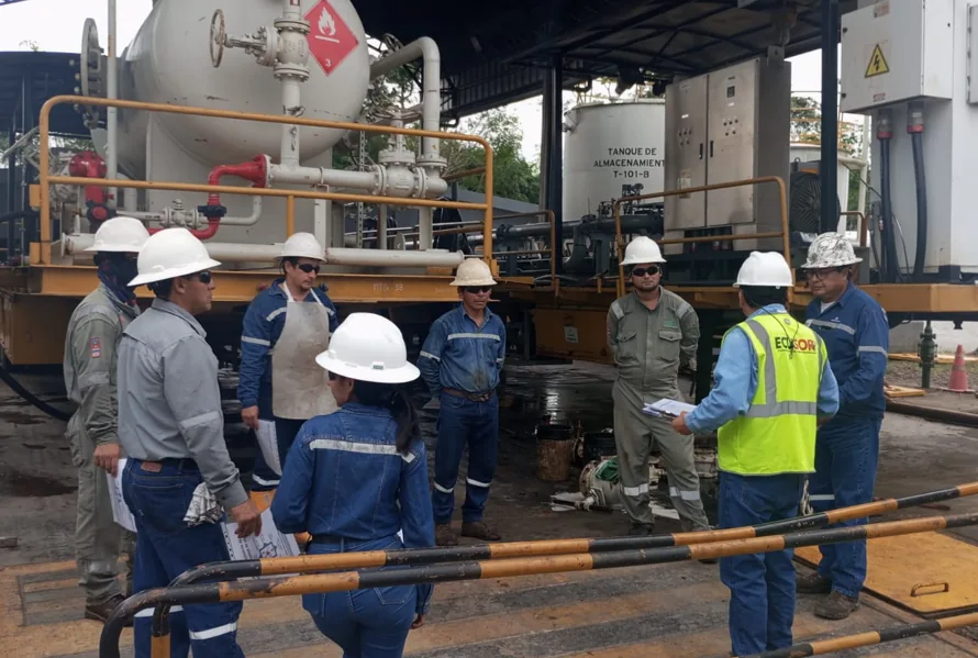 Líderes y trabajadores reunidos en una actividad de campo