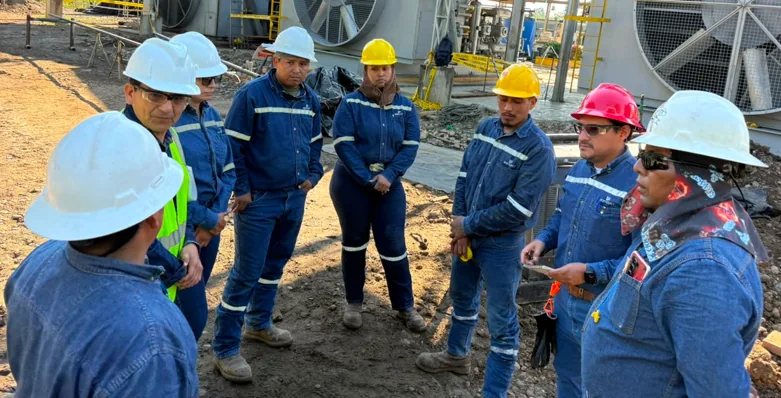 Conversación de seguridad entre trabajadores en campo