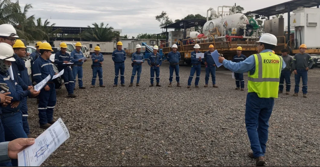 Equipo participa en una actividad de aprendizaje en la operación