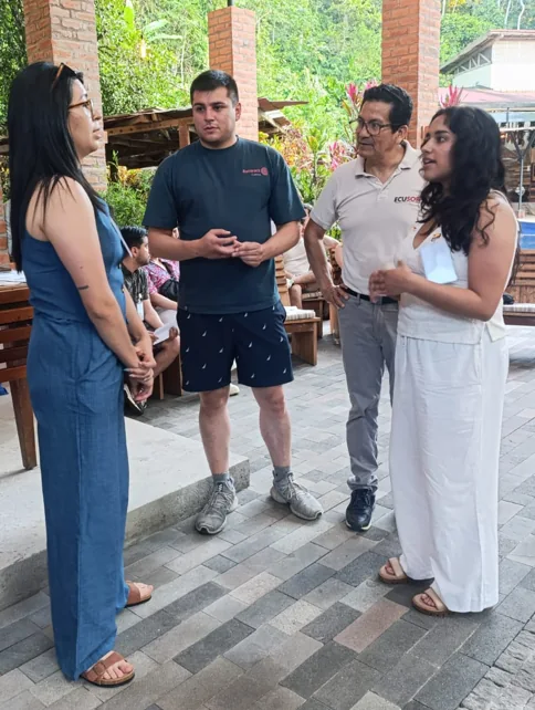 Facilitador dialoga con participantes en una sesión