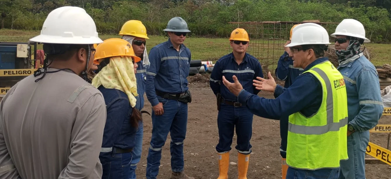 Equipo de ECUSOR conversa durante una actividad en campo