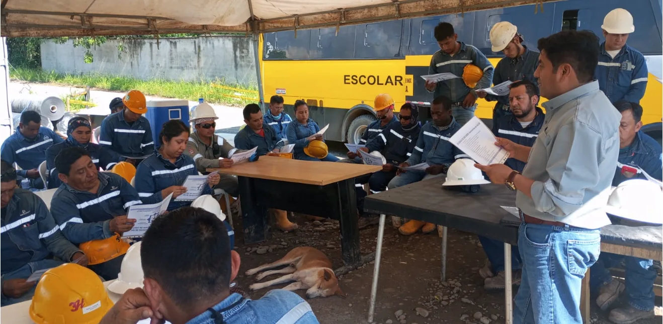 Participantes reunidos en un taller de aprendizaje